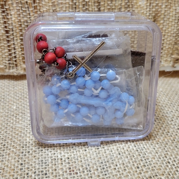 Lot of 6 Vtg Religious Scapulars and Rosaries (4 in sealed packaging) - Picture 5 of 5